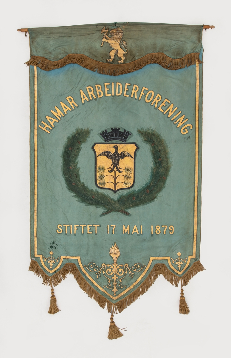 Faneduk i grågrønn silke og med gylne detaljer. Tosidet.