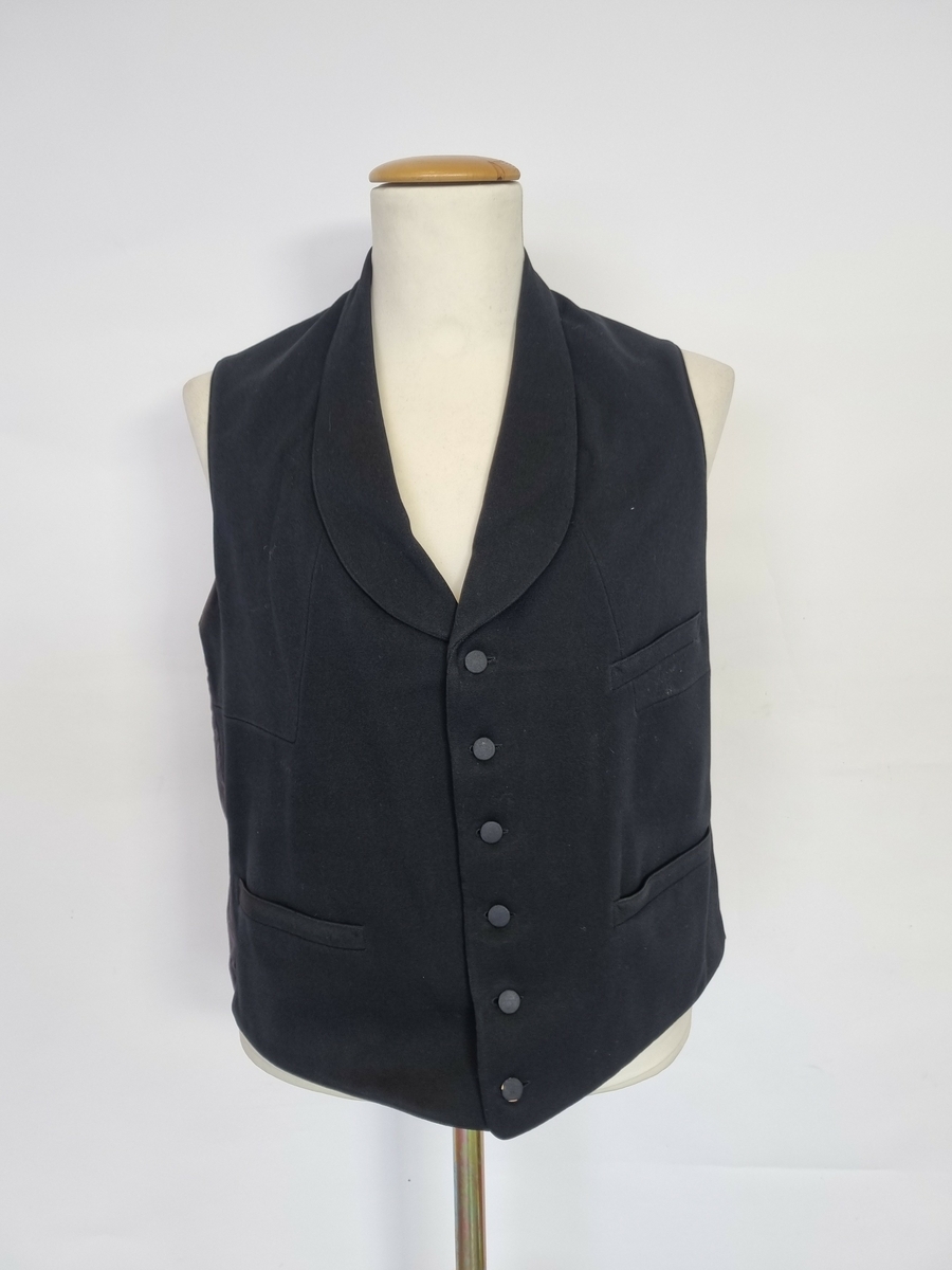 HH.1987-0044 A = Diplomatfrakk.
HH.1987-0044 B = Vest.
HH.1987-0044 C = Bukse.

