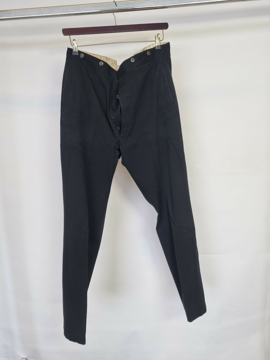 HH.1987-0044 A = Diplomatfrakk.
HH.1987-0044 B = Vest.
HH.1987-0044 C = Bukse.
