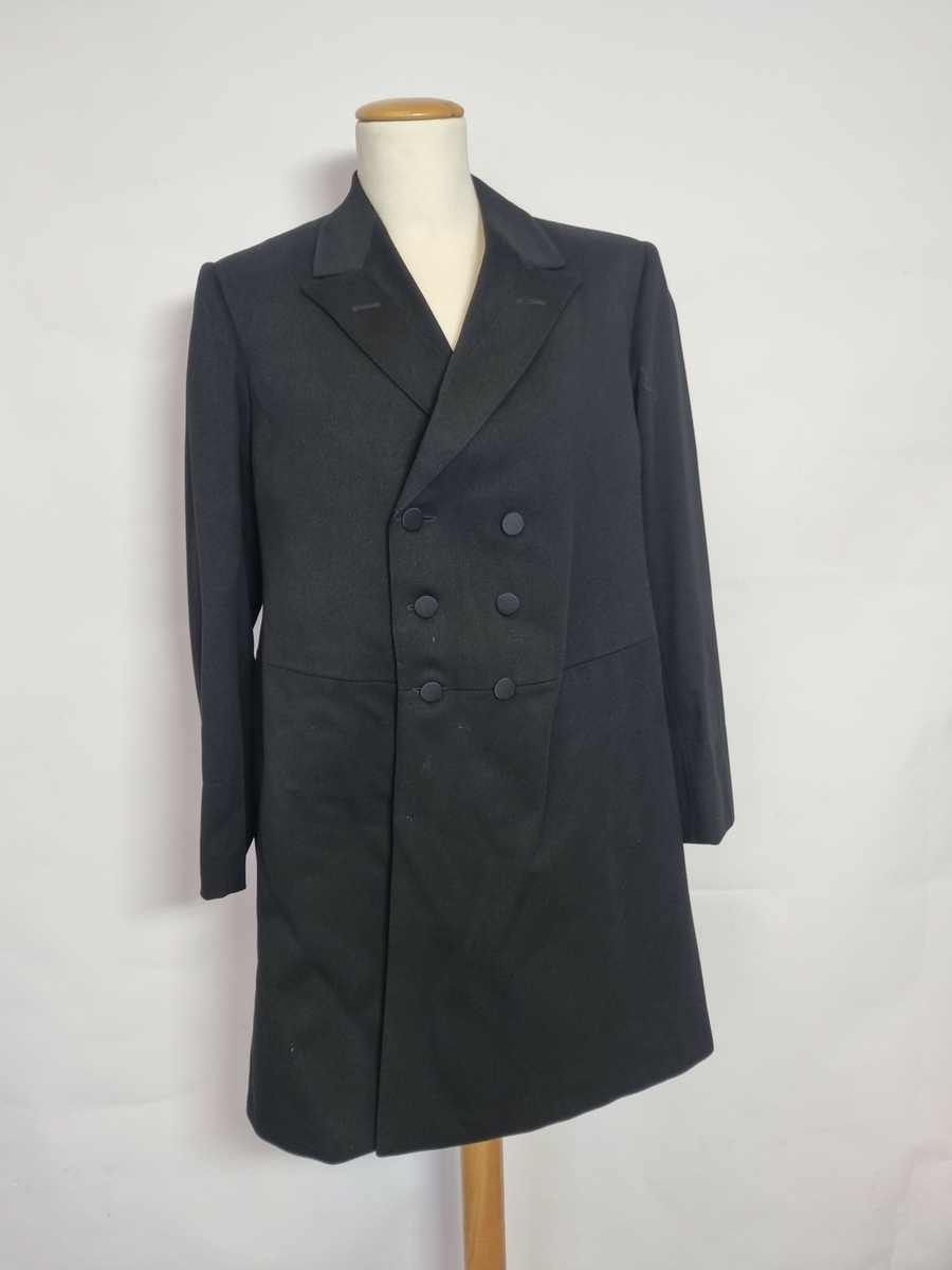 HH.1987-0045 A = Diplomatfrakk.
HH.1987-0045 B = Vest.
HH.1987-0045 C = Bukser.