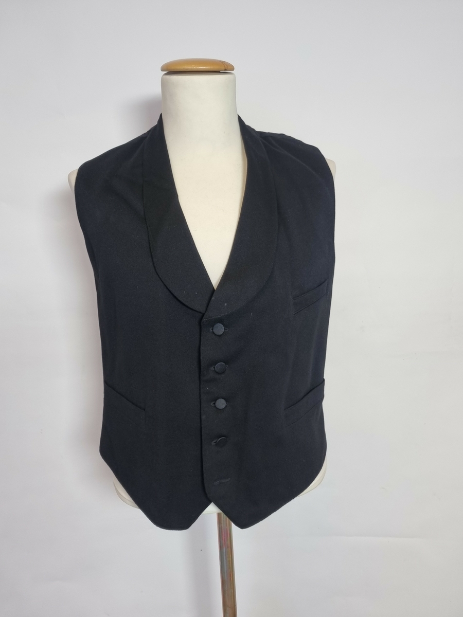 HH.1987-0045 A = Diplomatfrakk.
HH.1987-0045 B = Vest.
HH.1987-0045 C = Bukser.
