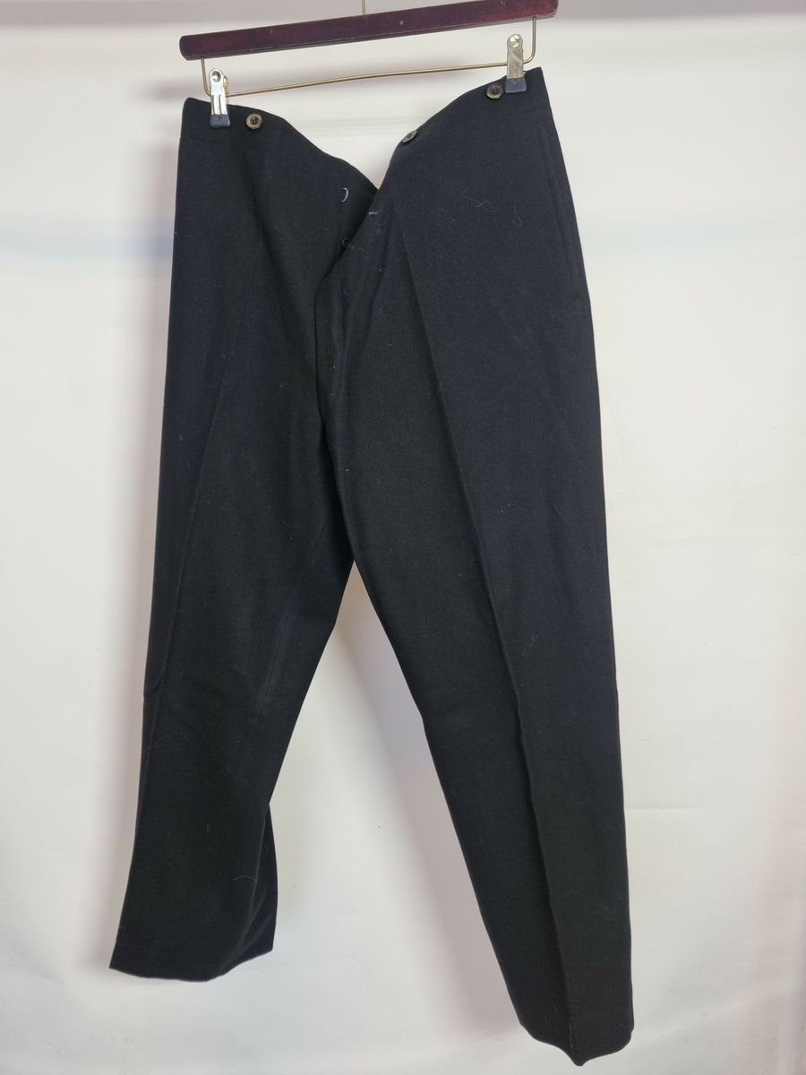 HH.1987-0045 A = Diplomatfrakk.
HH.1987-0045 B = Vest.
HH.1987-0045 C = Bukser.