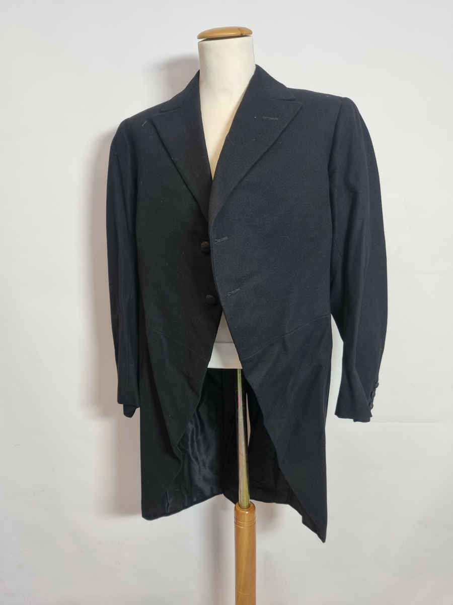 HH.1987-0046 A = Kjole.
HH.1987-0046 B = Vest.