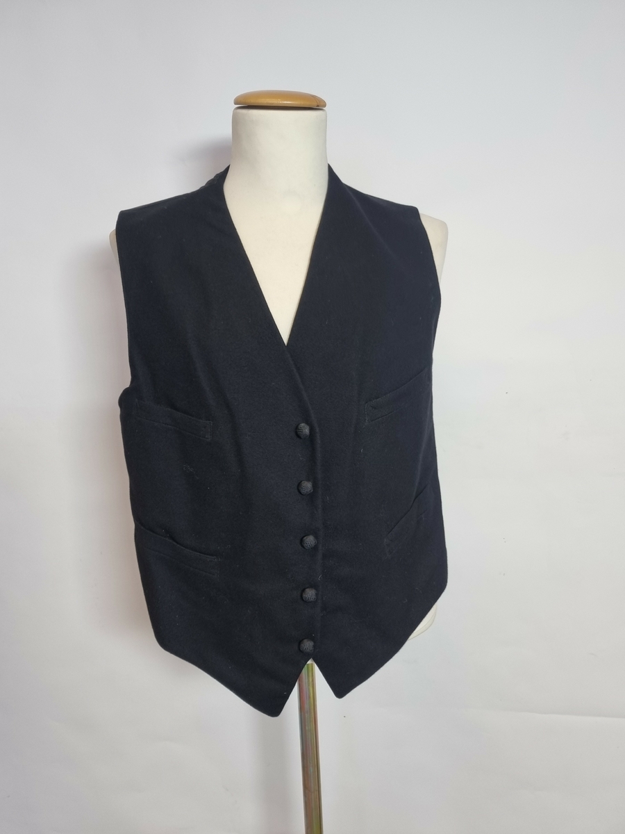 HH.1987-0046 A = Kjole.
HH.1987-0046 B = Vest.
