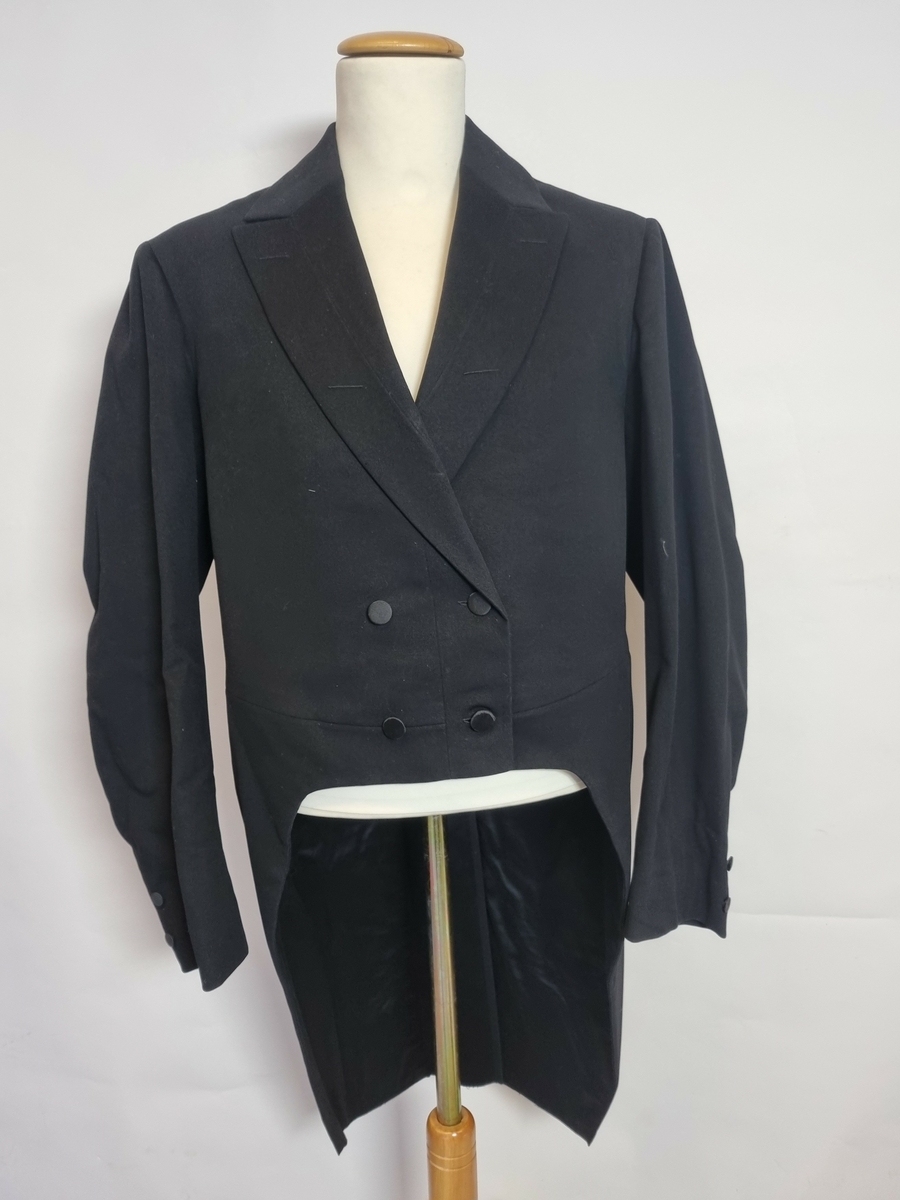 HH.1987-0047 A = Kjole.
HH.1987-0047 B = Vest.
HH.1987-0047 C = Bukse.
