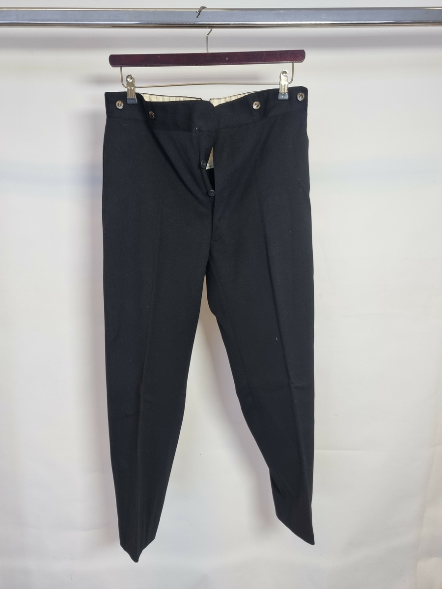 HH.1987-0047 A = Kjole.
HH.1987-0047 B = Vest.
HH.1987-0047 C = Bukse.
