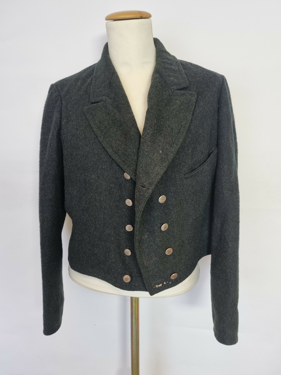 HH.1987-0051 A = Jakke.
HH.1987-0051 B = Vest. 
HH.1987-0051 C = Bukse.
