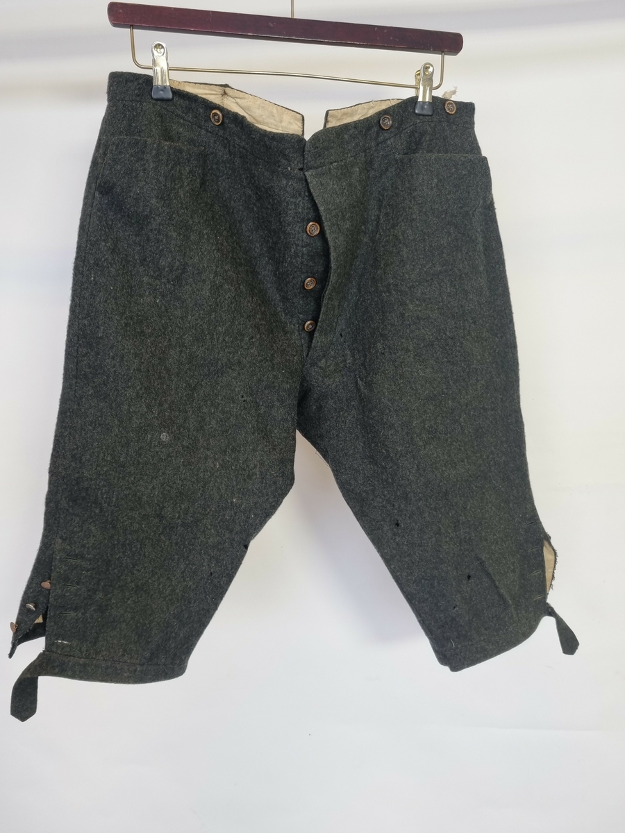 HH.1987-0051 A = Jakke.
HH.1987-0051 B = Vest. 
HH.1987-0051 C = Bukse.
