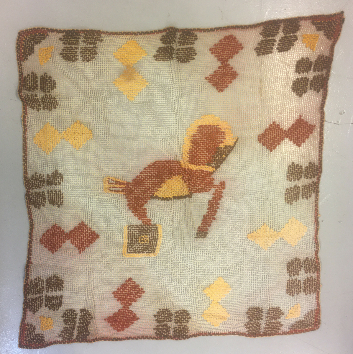 Duken er brodert på netting i en smygeteknikk.