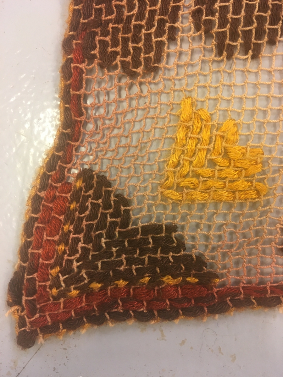 Duken er brodert på netting i en smygeteknikk.