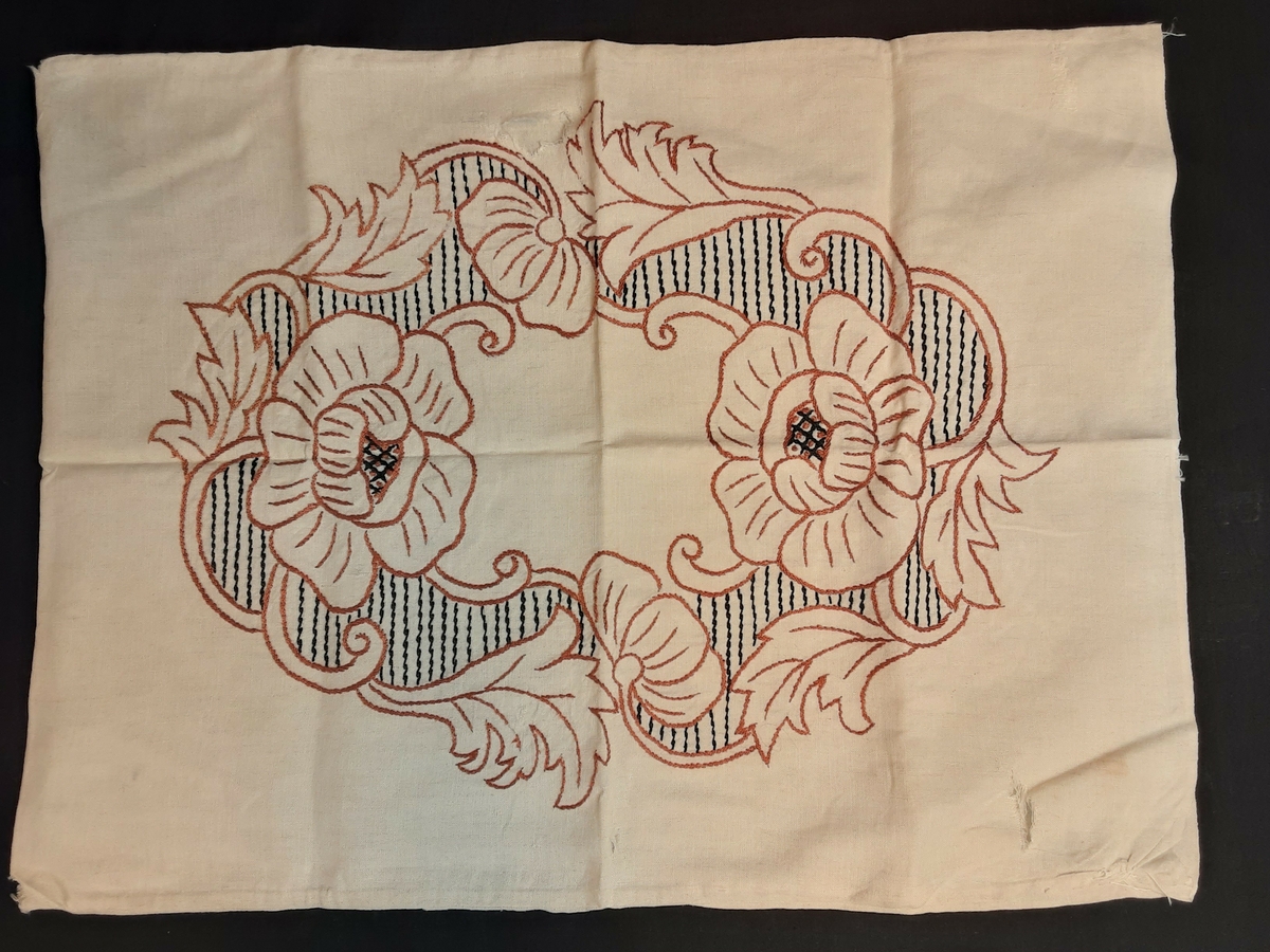 Putevar med broderte blomster og blad.