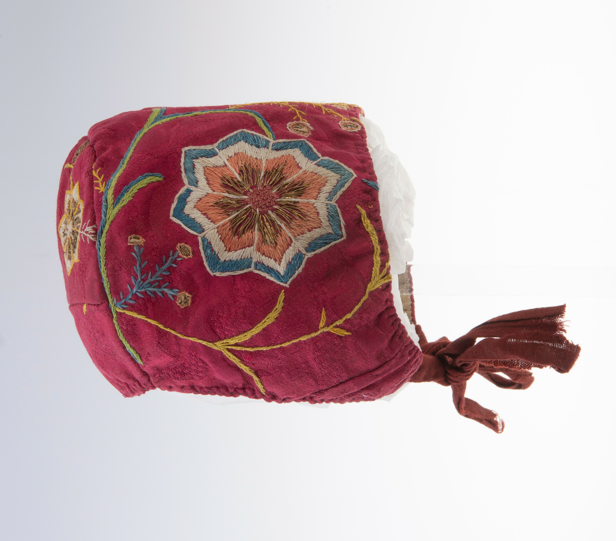 Brodert silkelue. Håndsydd