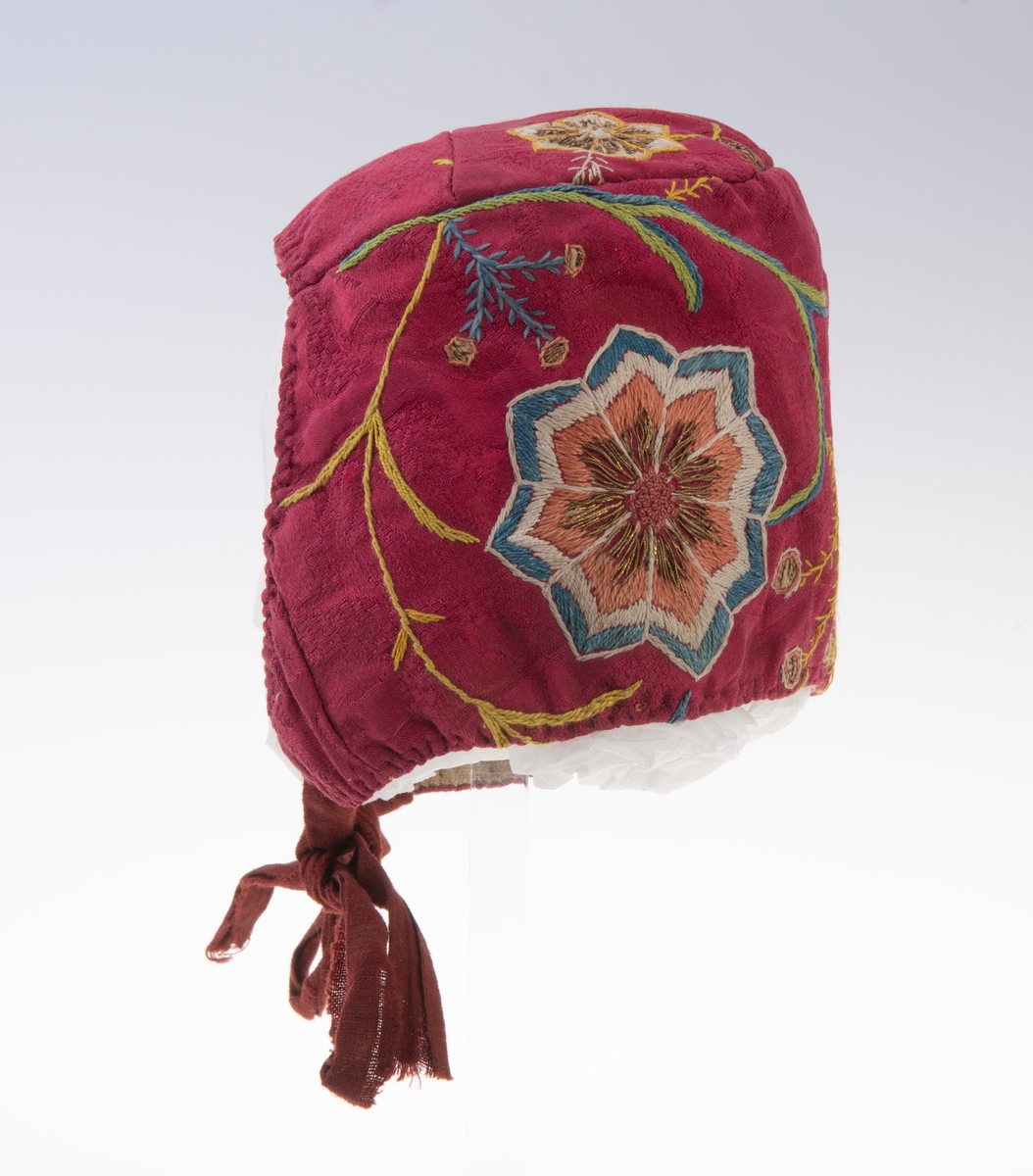 Brodert silkelue. Håndsydd