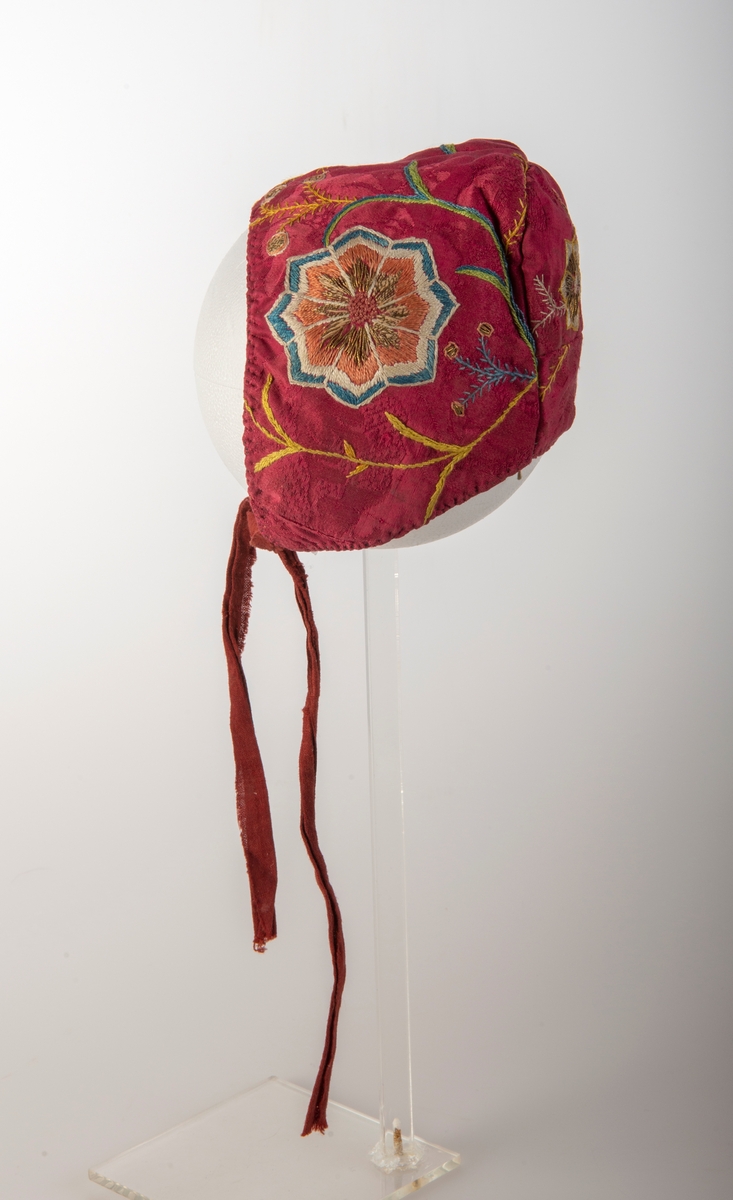 Brodert silkelue. Håndsydd