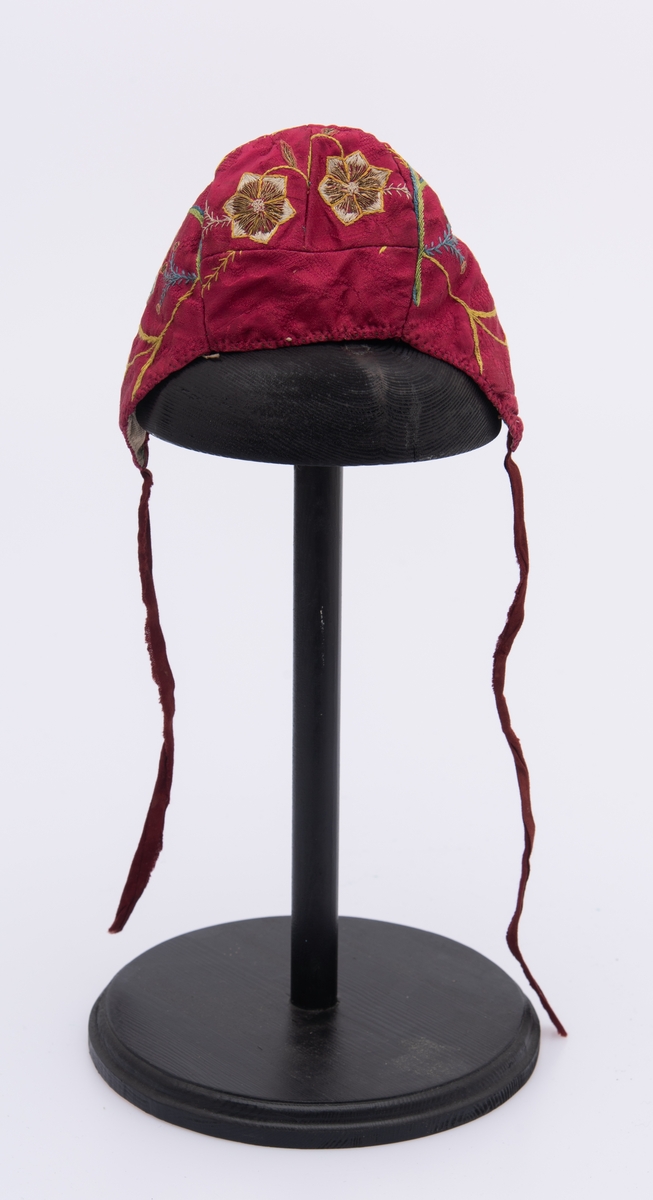 Brodert silkelue. Håndsydd