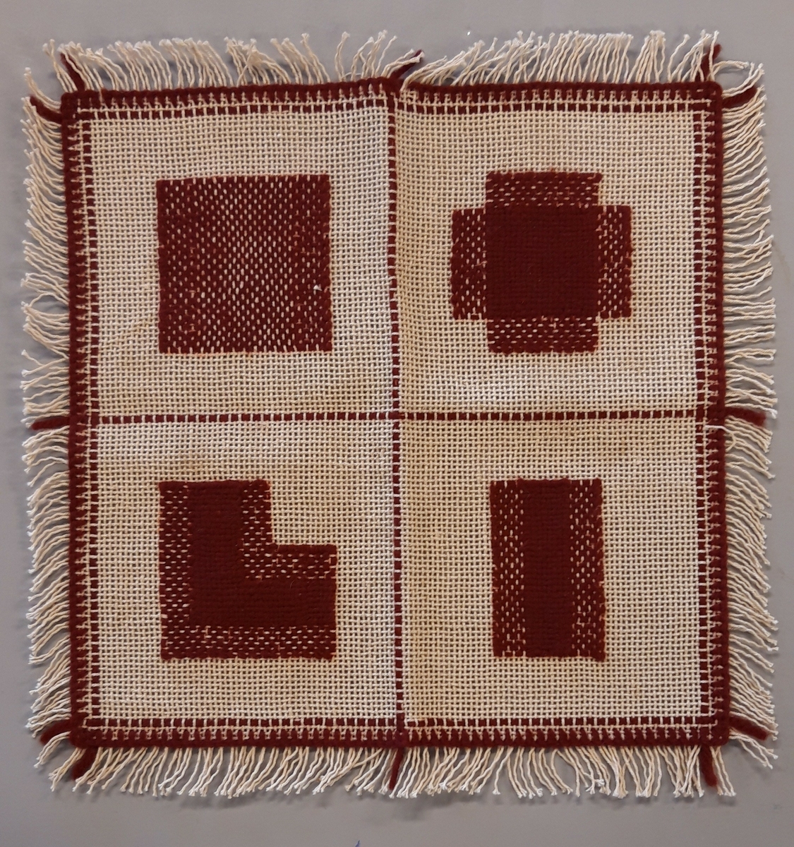 Lerretsduk, med broderte felter.