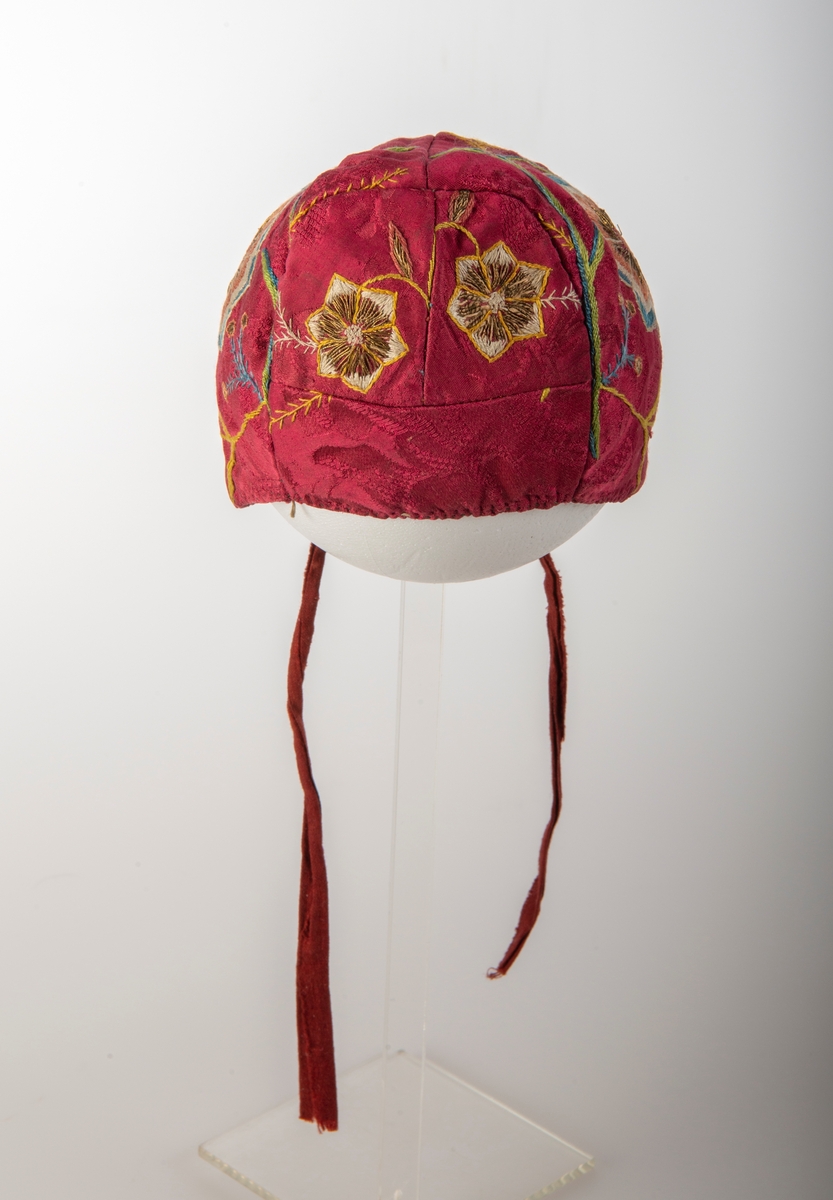 Brodert silkelue. Håndsydd