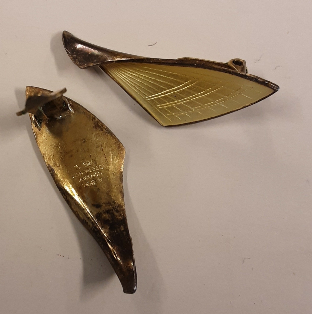 øredobber med clips.Gul emalje på 925 sølv.