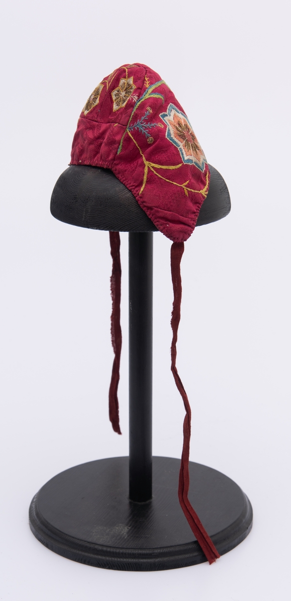 Brodert silkelue. Håndsydd