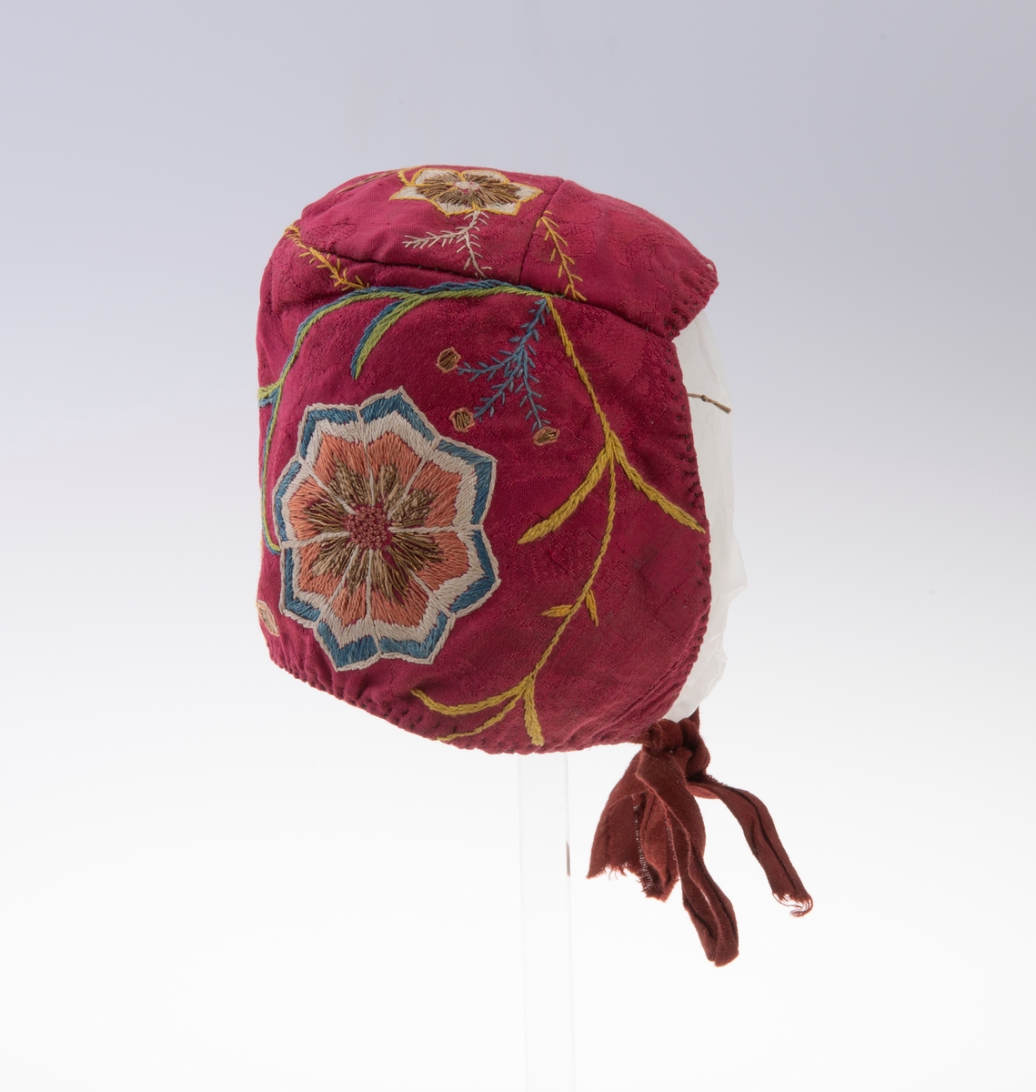 Brodert silkelue. Håndsydd