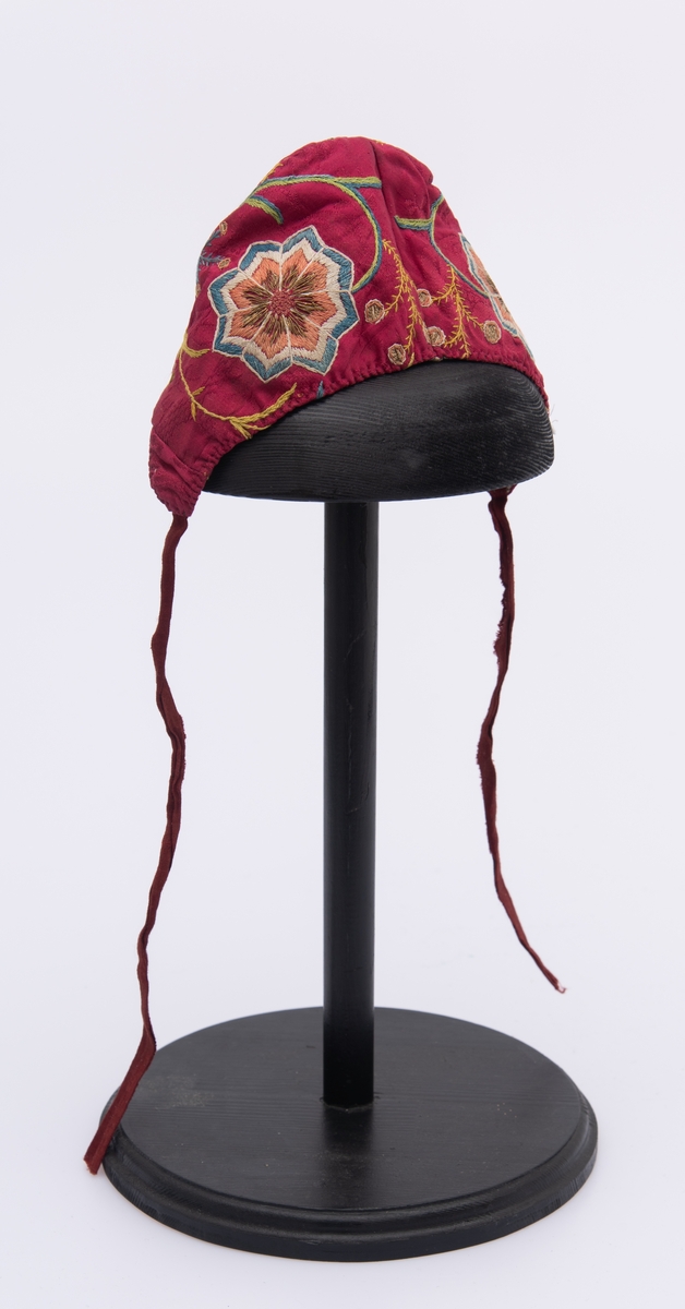 Brodert silkelue. Håndsydd