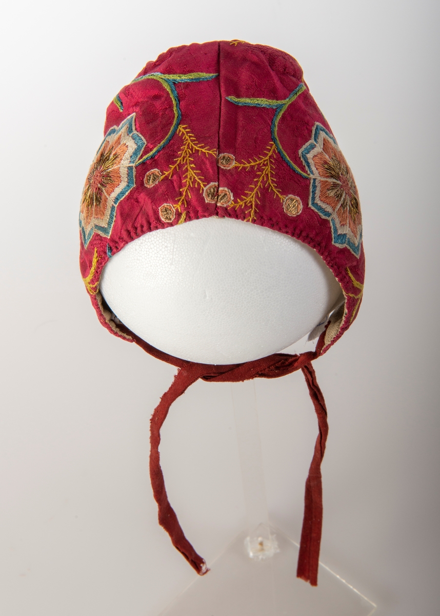 Brodert silkelue. Håndsydd