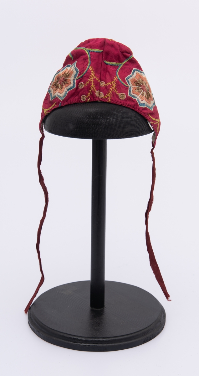 Brodert silkelue. Håndsydd