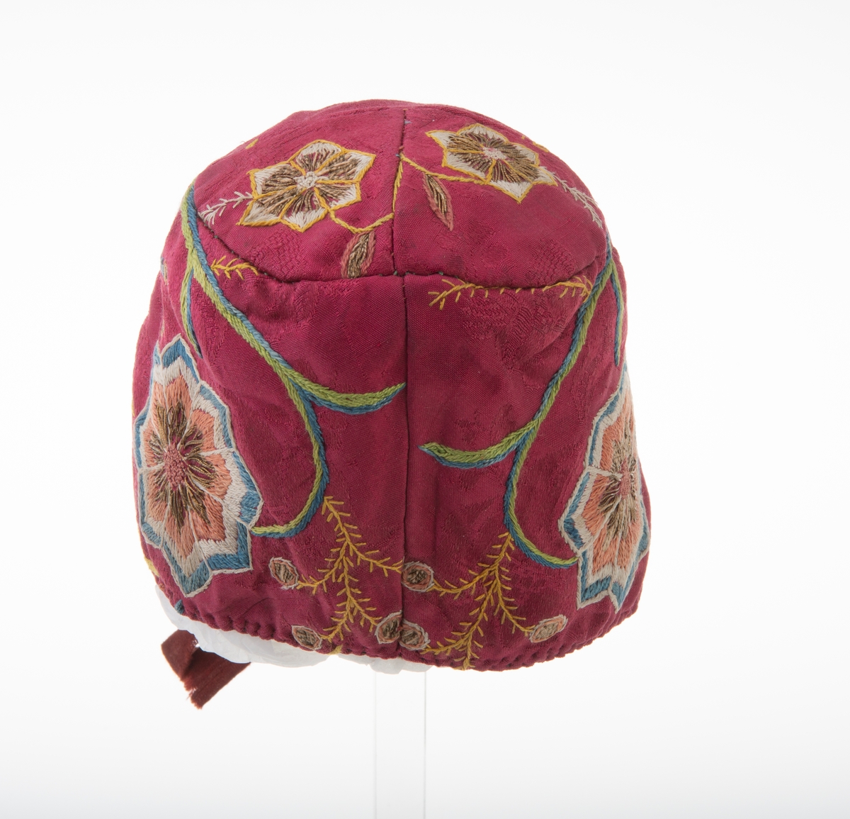 Brodert silkelue. Håndsydd