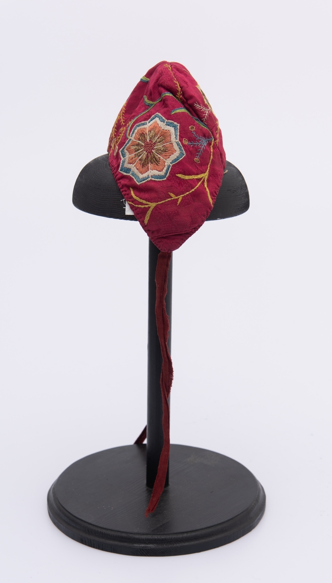 Brodert silkelue. Håndsydd