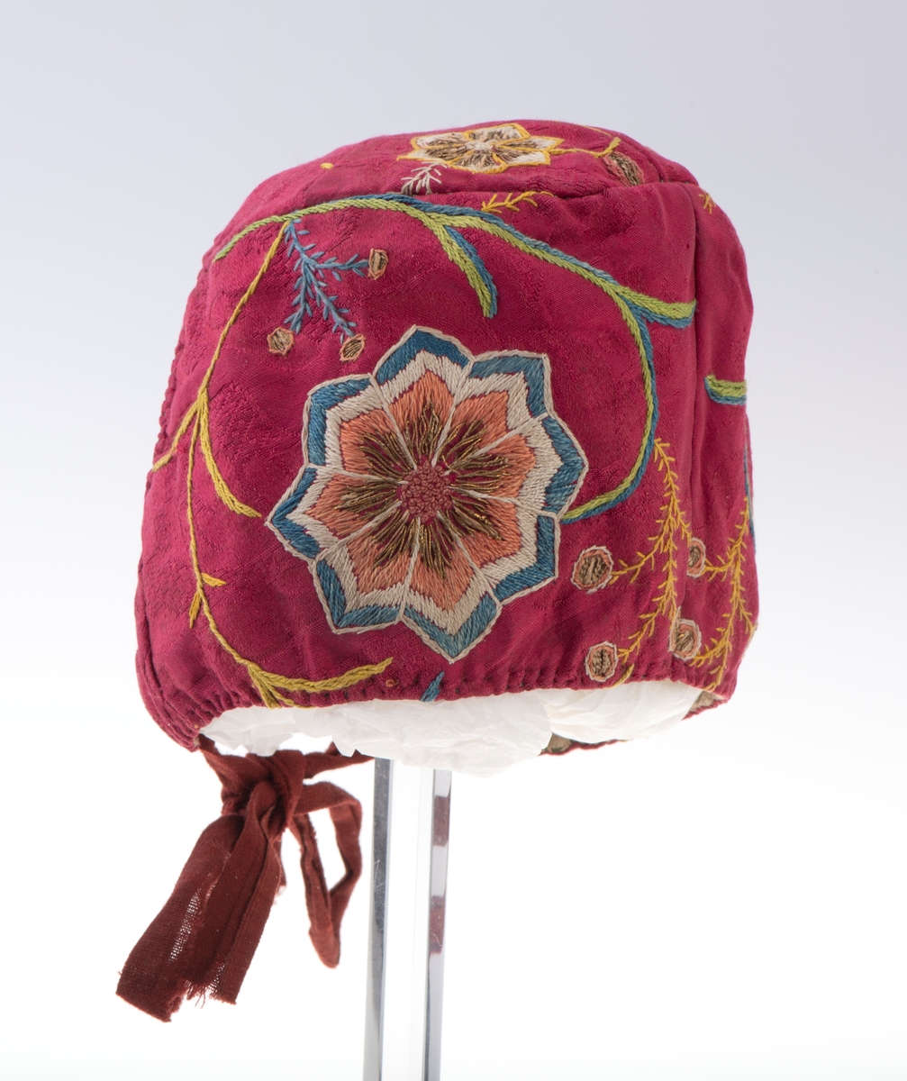 Brodert silkelue. Håndsydd