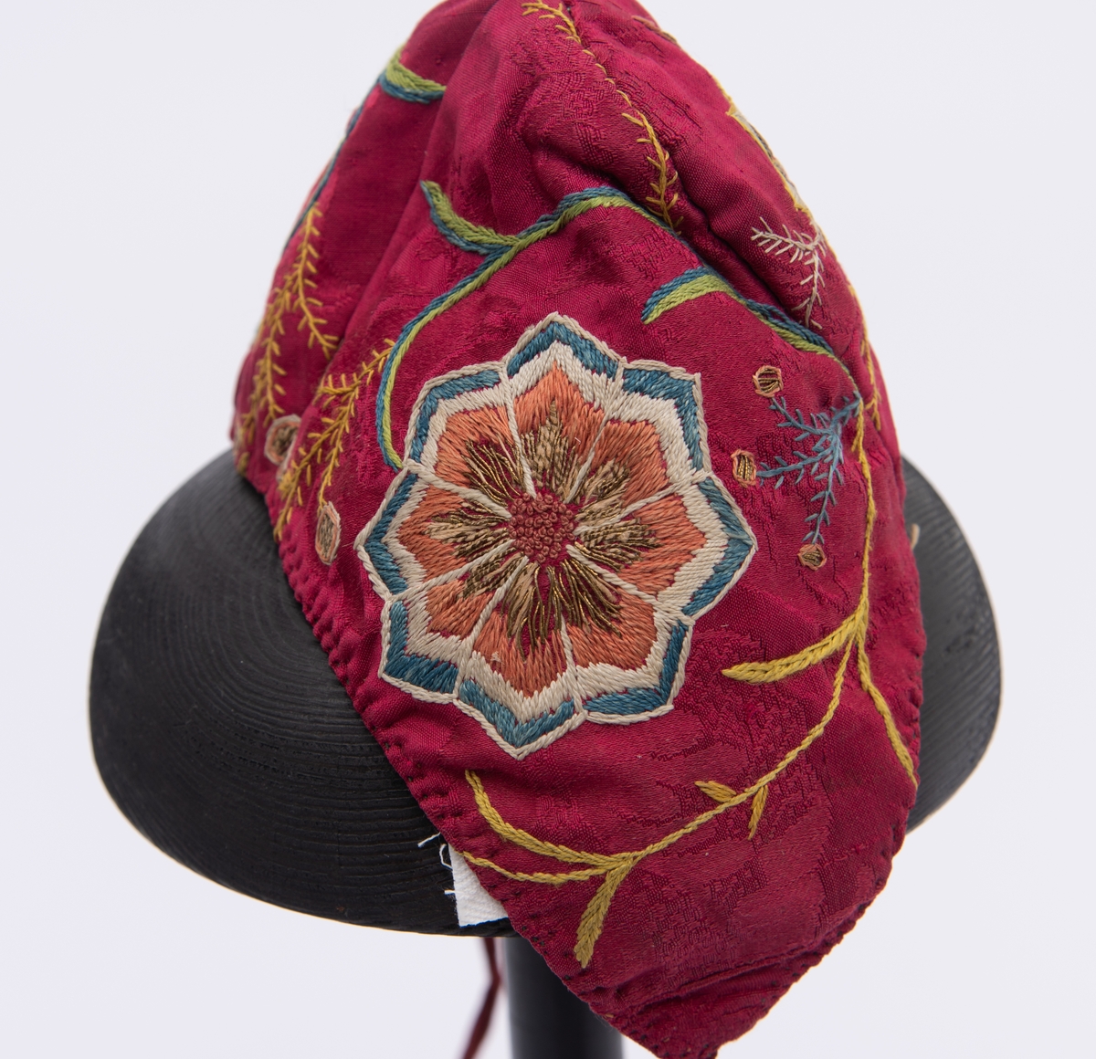 Brodert silkelue. Håndsydd