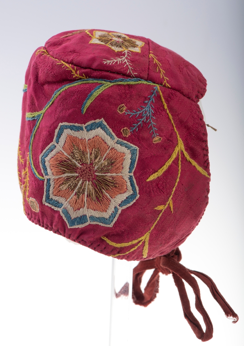 Brodert silkelue. Håndsydd