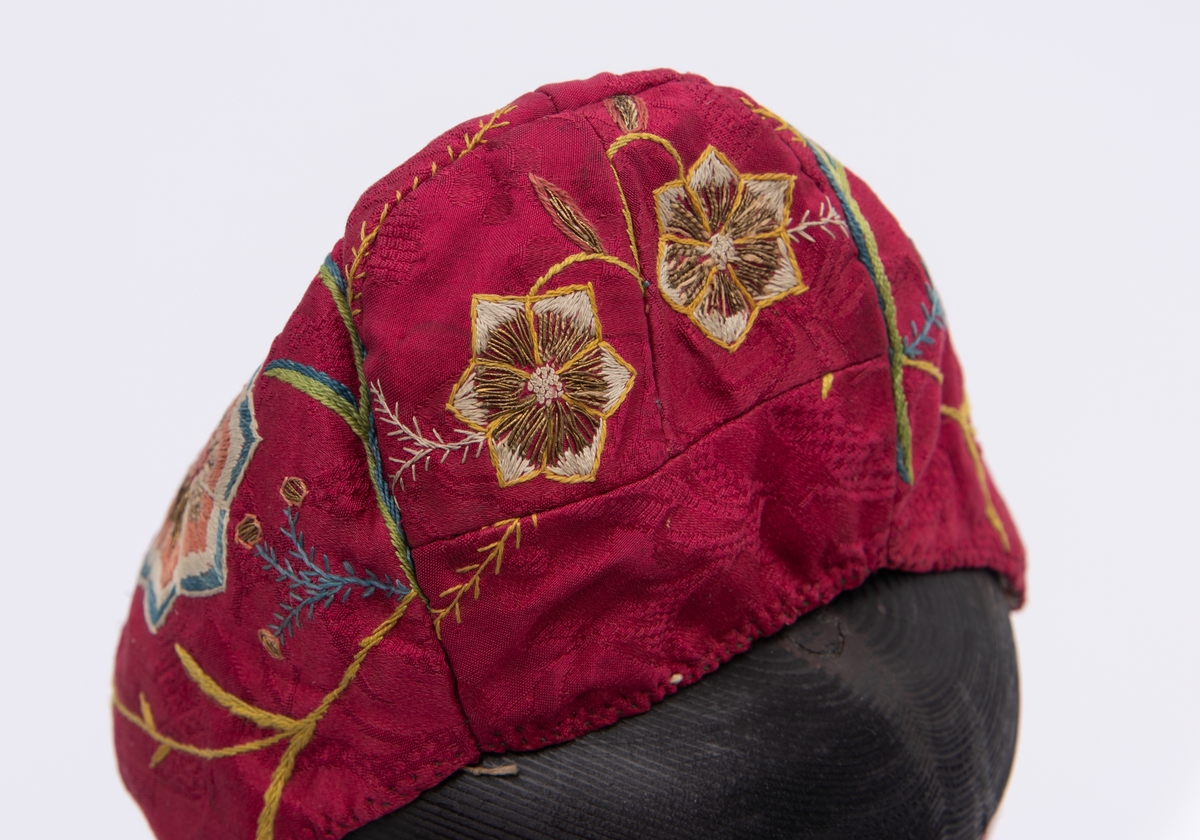 Brodert silkelue. Håndsydd