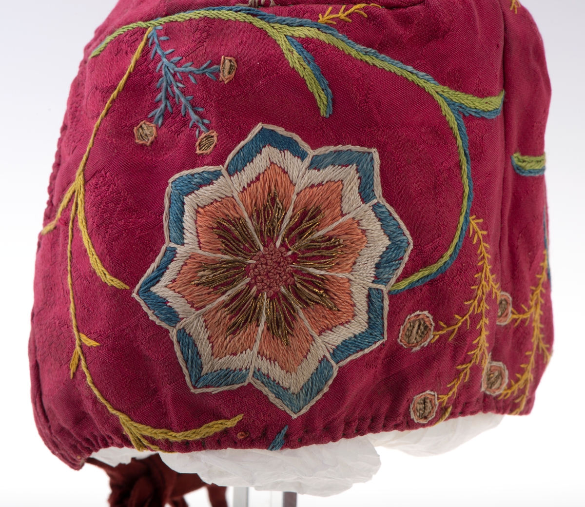 Brodert silkelue. Håndsydd