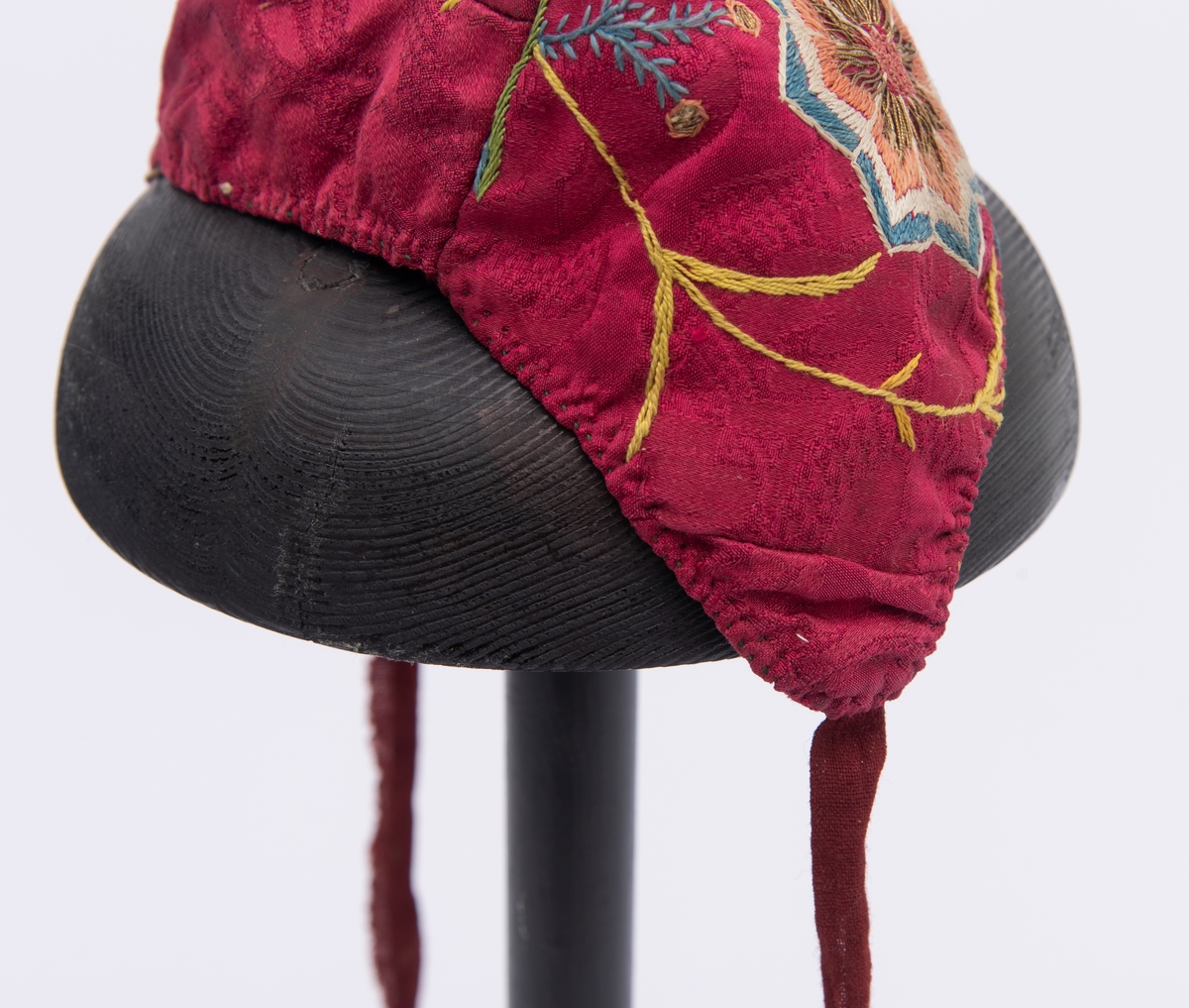 Brodert silkelue. Håndsydd