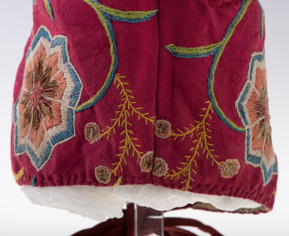 Brodert silkelue. Håndsydd