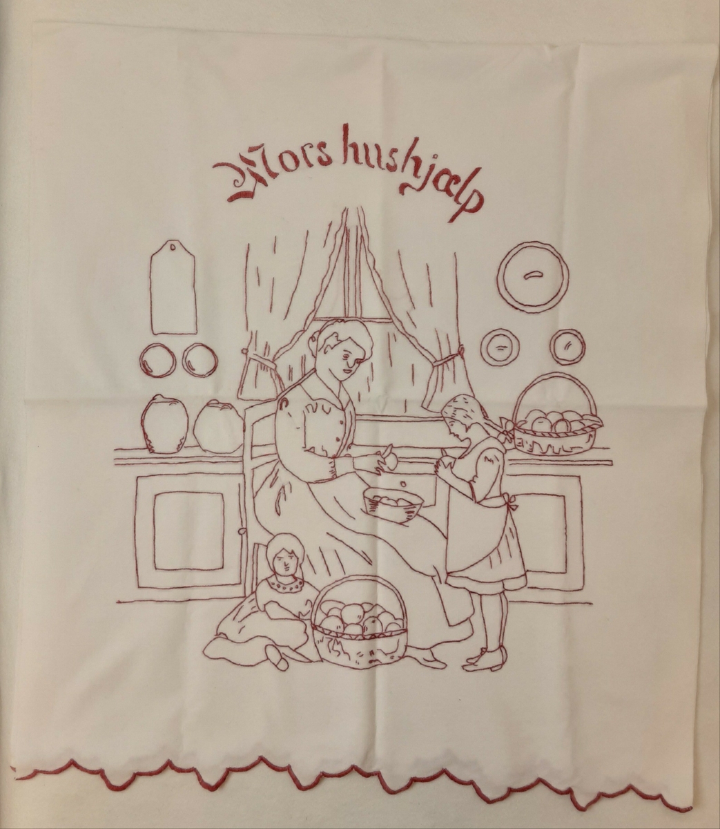 Hvitt håndkle med broderier i rødt. Endene har tungekanter som er kantet med røde knapphullssting. 