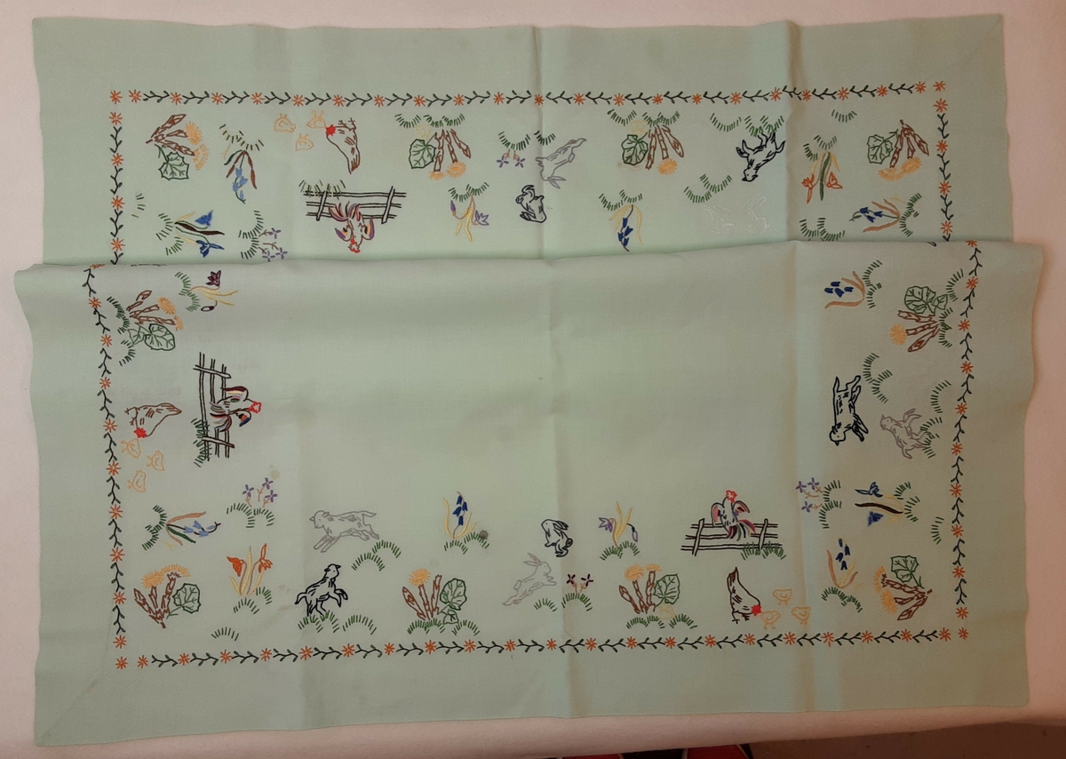 Brodert kaffeduk. Dyr-og blomstermotiv. Blomsterranke rundt kantene. Små husdyr og markblomster