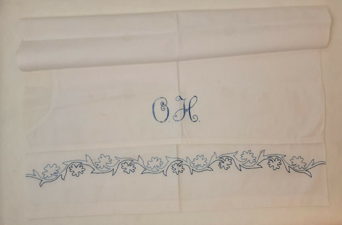 Rektangulært håndkle med broderier; monogram, blomster-ranke