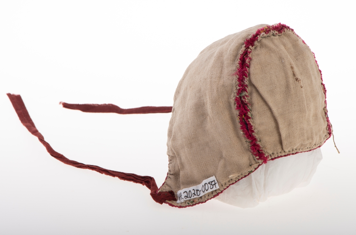 Brodert silkelue. Håndsydd