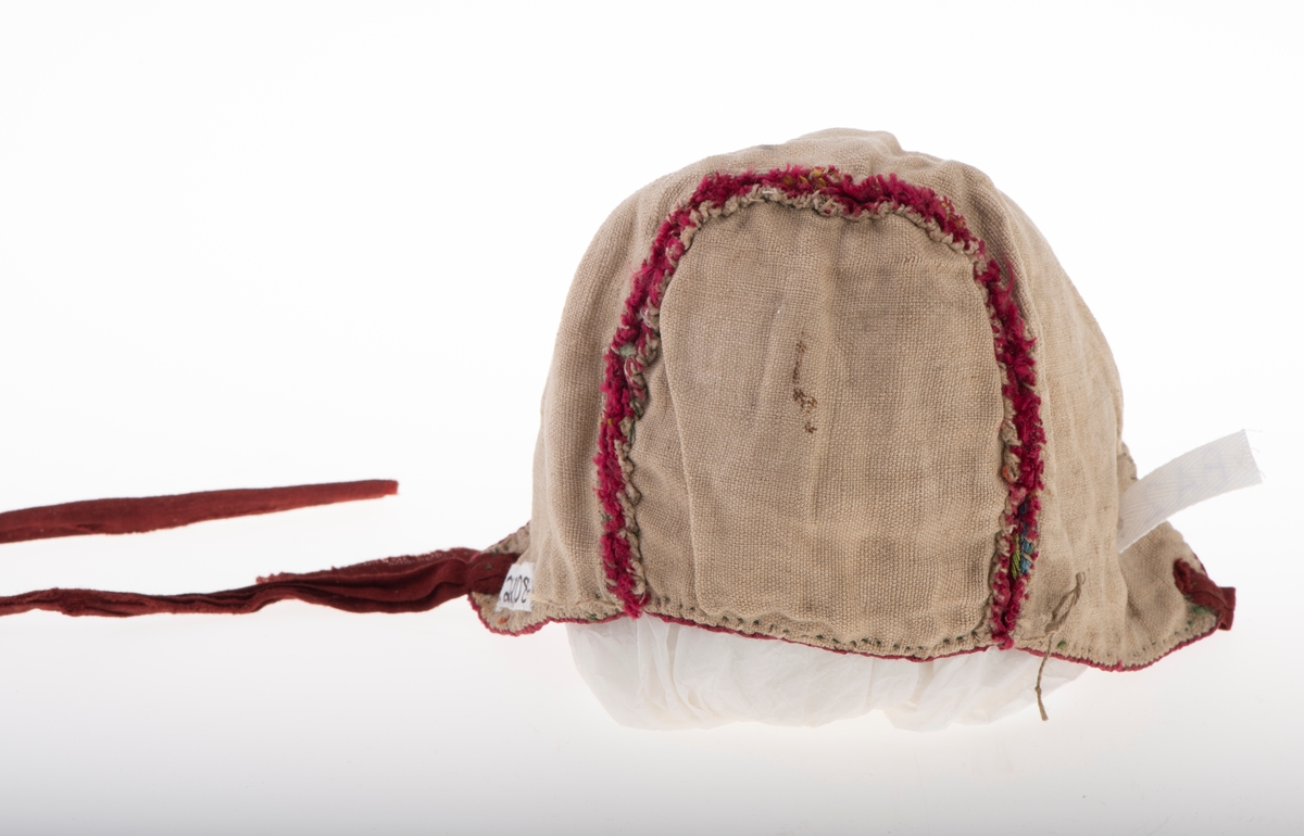 Brodert silkelue. Håndsydd