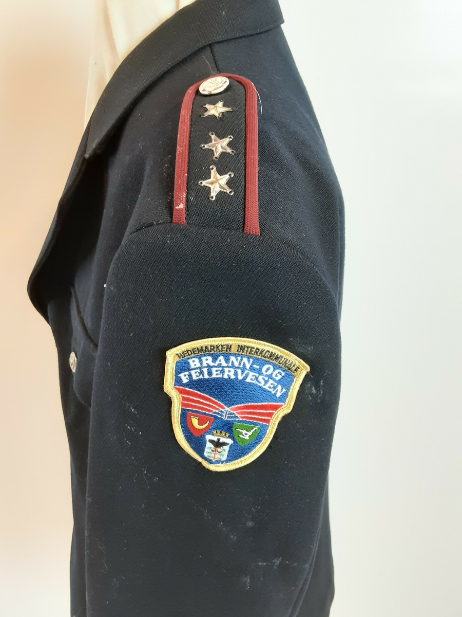 Uniform brukt av brannmester; 3 stjerner. Hedemarken interkommunale brann-og feiervesen, 1988.