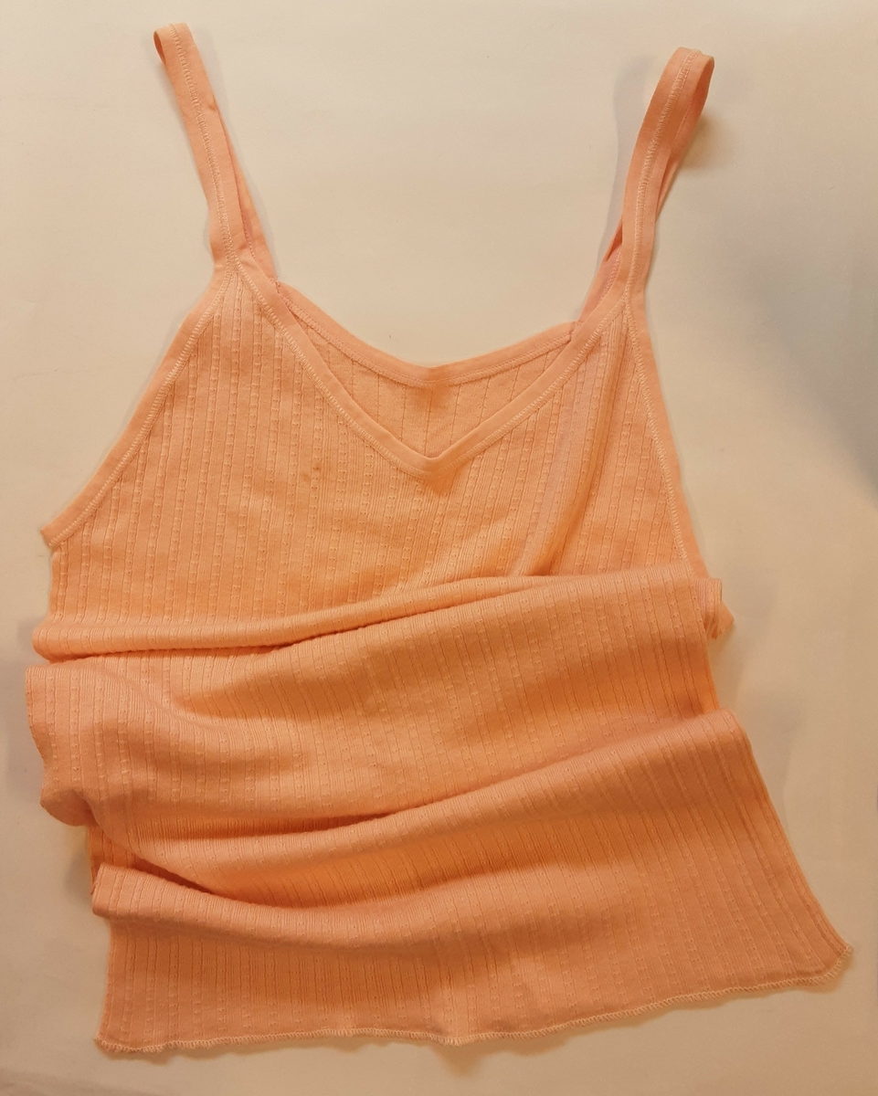 Dametrøye i mønstret trikot med smale stropper over skuldrene. Veldig elastisk. Antagelig produsert av Odlo, trolig fra 1940-50-tallet.