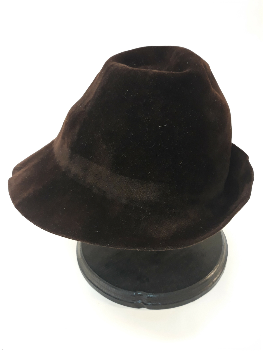 Brun hatt, mangler bånd.