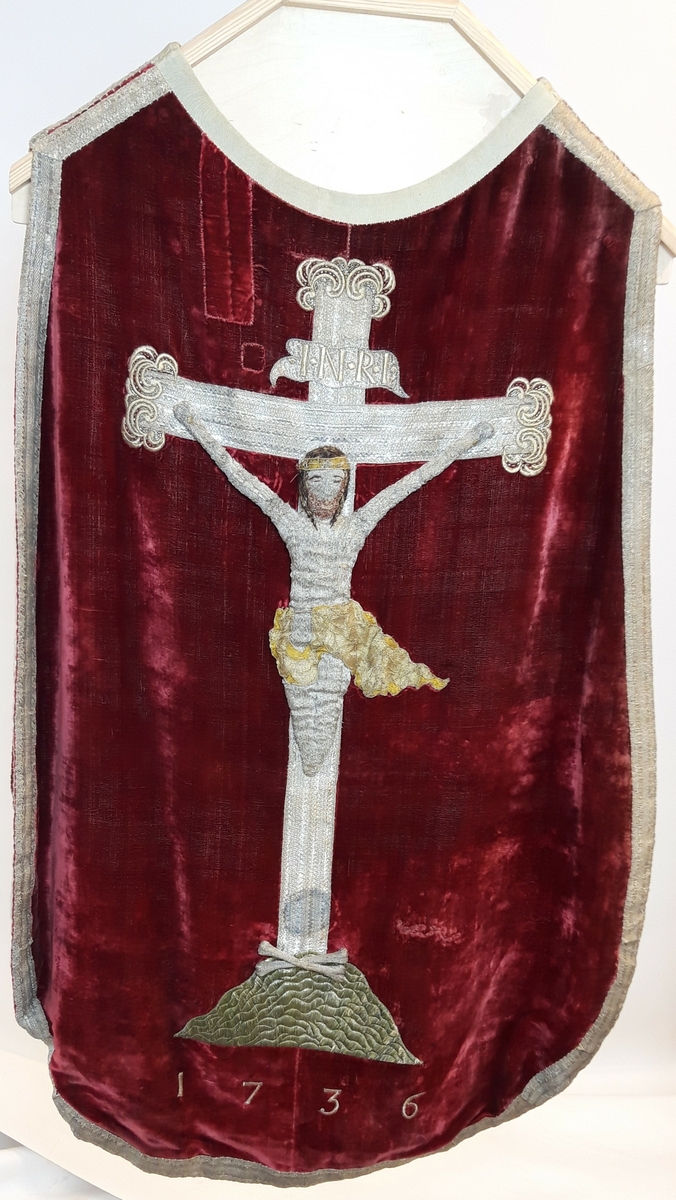 Messehagel og underkjole brukt i Stange kirke. Anno 1736.