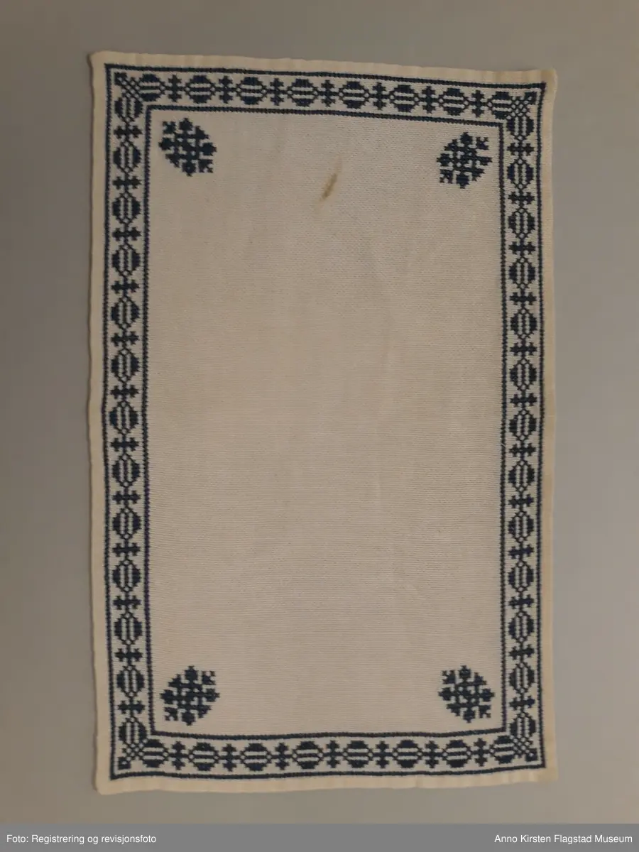 Blomstervase og border. Brikkene har forskjellige mønstre. 