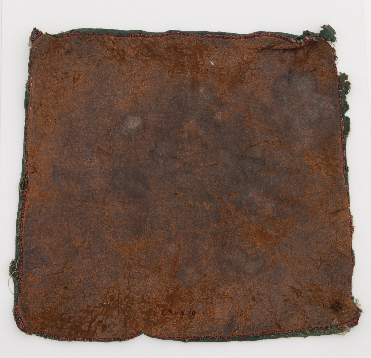 Strie, skinn.
Rødt, blått, hvitt orn.på grønn bunn.

S O S 1756