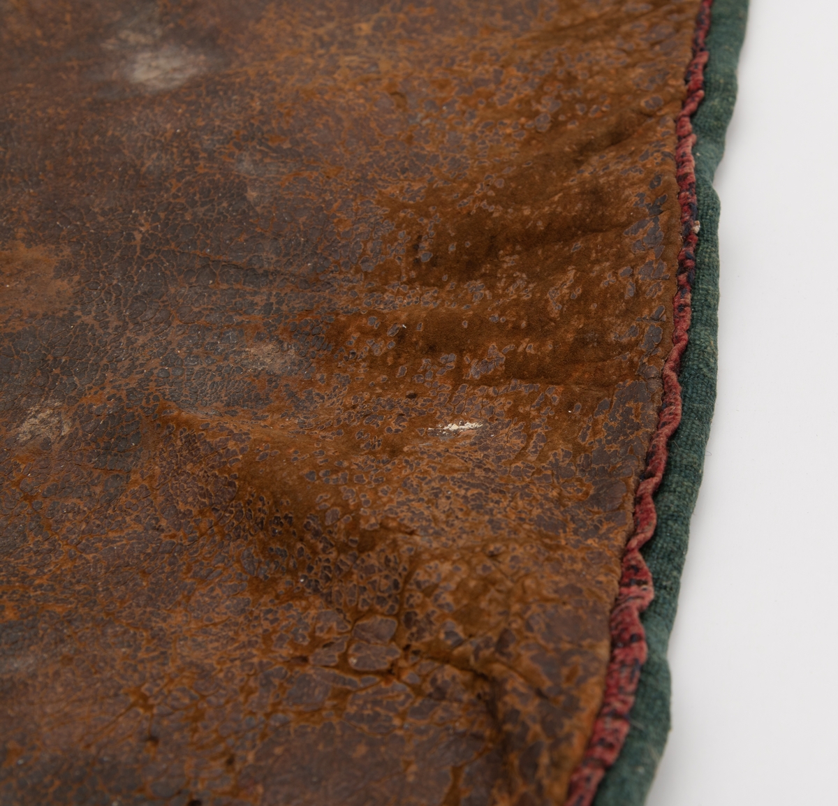 Strie, skinn.
Rødt, blått, hvitt orn.på grønn bunn.

S O S 1756