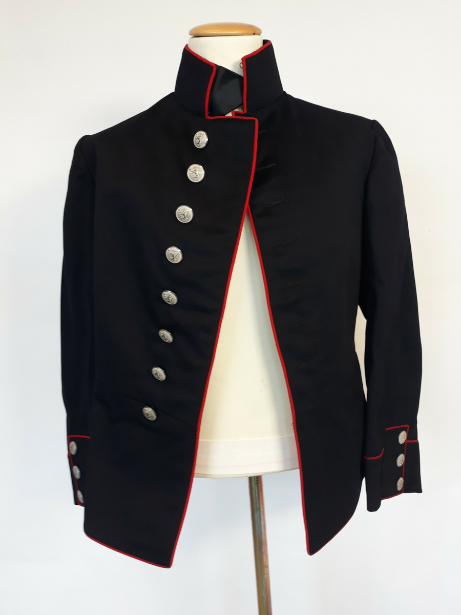 Blå med røde kanter, hvite knapper, uten distinksjoner.