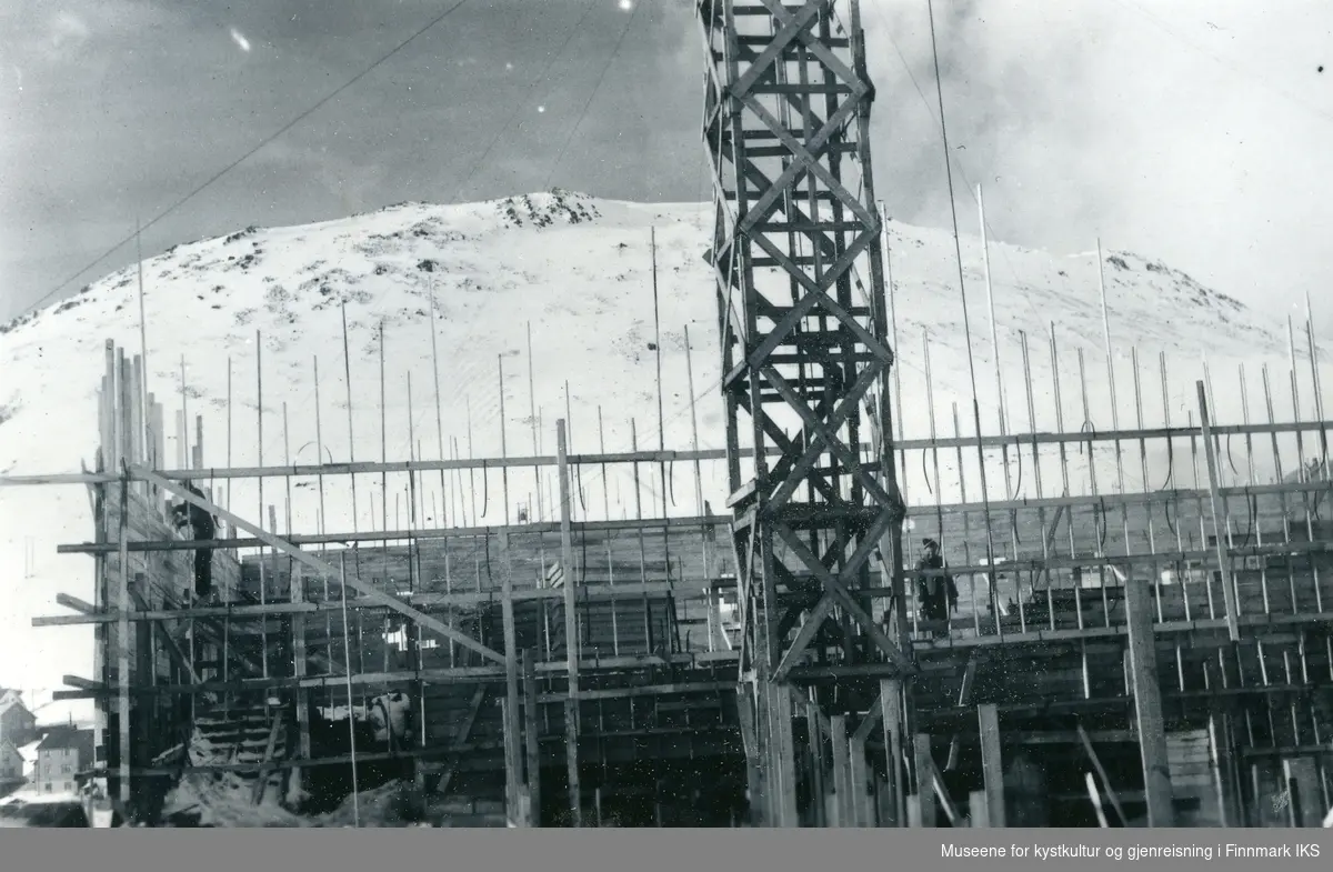 Bygging av Honningsvåg skole. Veggene til spesialfløyens 2. etasje forskalles. 23.04.1953.